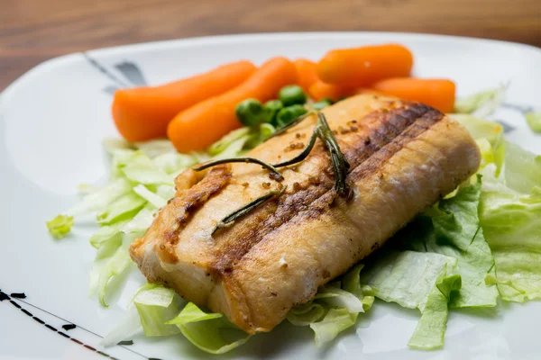 Filetti di salmone serviti su un piatto con insalata mista — Foto Stock
