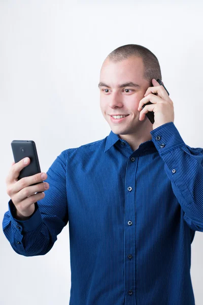 Hombre con dos teléfonos inteligentes — Foto de Stock