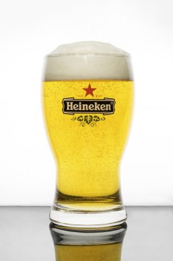 Bir bardak Heineken birası.