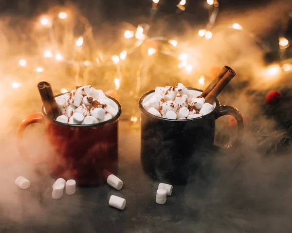 Zwei Marshmallow Becher Liegen Übereinander Hintergrund Sind Viele Girlanden Und — Stockfoto