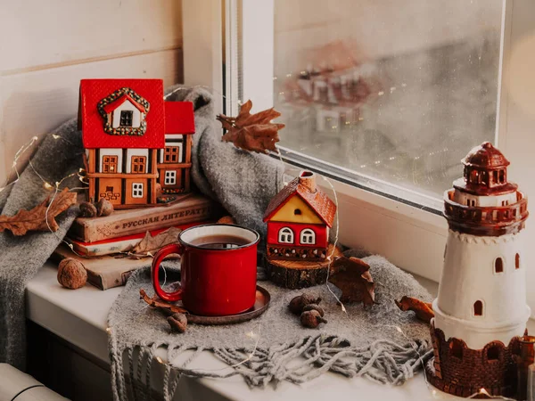 Чай Червоній Чашці Підвіконні Складка Книг Теплий Шарф Іграшкові Будиночки — стокове фото