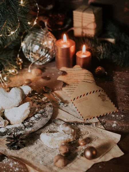 Різдвяне Печиво Цукровій Пудрі Лежить Старовинній Залізній Тарілці Лист Конверті — стокове фото