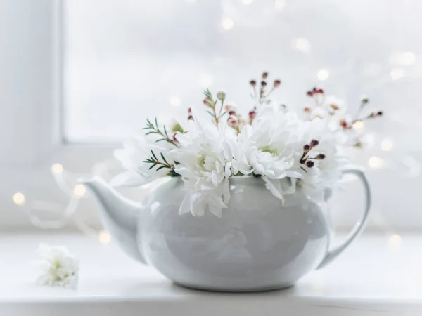 Білий Керамічний Чайник Приготування Чаю Стоїть Підвіконні Чайнику Білі Хризантеми — стокове фото