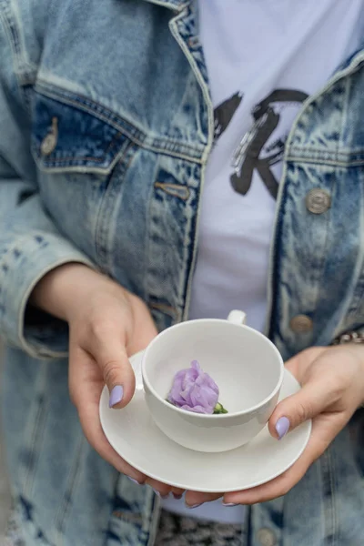 Дівчина Тримає Білу Чашку Фіолетовою Квіткою Руках Квітковий Напій Жіночий Стокове Зображення