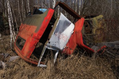 Terk edilmiş itfaiye kamyonu kulübesi, Rossokha radyoaktif araçlar Çernobil 'de mezarlık, ilkbahar sezonu Ukrayna' nın yasak bölgesinde.