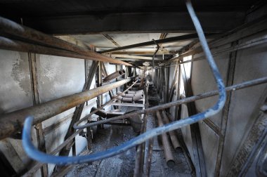 Ukrayna, Çernobil bölgesinde Çernobil nükleer santrali yakınlarında terk edilmiş beton karıştırma tesisi.