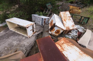 Ukrayna 'da Çernobil nükleer enerji santrali yakınlarındaki radyoaktif hurda metal çöplüğü, 1986' da reaktörün patladığı yer, terk edilmiş ve kıyamet sonrası yer, yaz mevsimi Ukrayna 'nın uzak bölgelerinde.