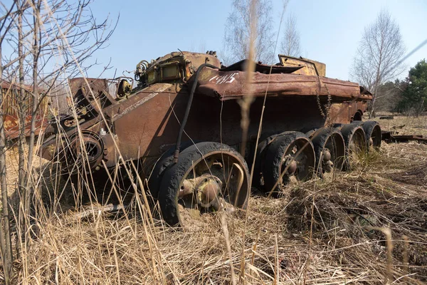 ソビエト連邦の軍用車両 チェルノブイリのRossokha放射性墓地 ウクライナの排他区の春の季節 — ストック写真