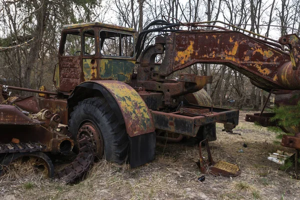 放棄された放射性車両 ゴーストタウンPripyat近くの古い錆びたトラック 黙示録的な都市 ウクライナのチェルノブイリ排他区の春の季節 — ストック写真