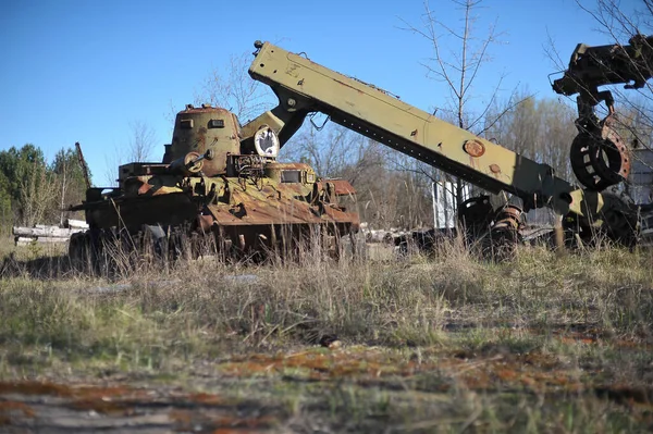 Övergivna Sovjetiska Militära Ingenjörsfordon Radioaktiv Kyrkogård Nära Spökstaden Pripyat Postapokalyptisk — Stockfoto