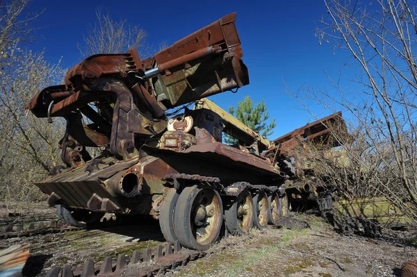 Övergiven Sovjet Militär Ingenjörsfordon Radioaktiv Kyrkogård Nära Spökstaden Pripyat Postapokalyptisk — Stockfoto