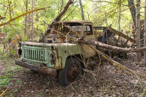 Elhagyott Radioaktív Jármű Régi Rozsdás Teherautó Közelében Szellemváros Pripyat Poszt — Stock Fotó