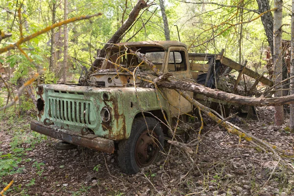 Övergiven Radioaktivt Fordon Gammal Rostig Lastbil Nära Spökstaden Pripyat Postapokalyptisk — Stockfoto