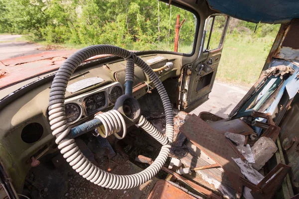 Terk edilmiş radyoaktif araç kulübesi, Duga antenindeki Circle radar kompleksi yakınında itfaiye kamyonu, Çernobil Yasaklama Bölgesi, Ukrayna 'da yaz mevsimi