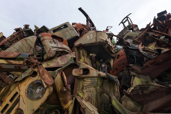 Scarico Vecchi Veicoli Arrugginiti Cimitero Dei Veicoli Radioattivi Rossokha Chernobyl — Foto Stock