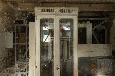 Duga anten kompleksinin terk edilmiş binasındaki eski elektronik aletler, Soğuk Savaş 'ın Sovyet kalıntıları, Çernobil Yasaklama Bölgesi, Ukrayna' da yaz mevsimi.