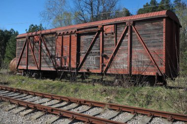 Pripyat yakınlarında eski paslı tren vagonu terk edilmiş tren istasyonu Yanov, ilkbahar sezonu Çernobil Yasaklama Bölgesi, Ukrayna