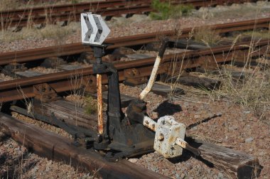 Pripyat yakınlarında terk edilmiş Yanov istasyonundaki paslı demiryolu ilkbahar mevsimi Çernobil Yasaklama Bölgesi, Ukrayna