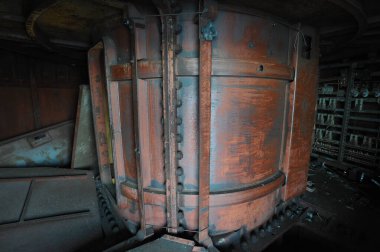 Pripyat, Çernobil sınırlama bölgesi, Ukrayna 'daki terk edilmiş sanayi limanında paslı eski bir vinç.