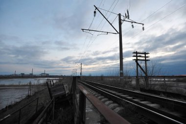 Terk edilmiş Pripyat yakınlarındaki tren yolu, nükleer santral manzarası, kıyamet sonrası şehir, Çernobil sınırlama bölgesinde bahar mevsimi, Ukrayna