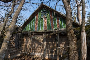 Terk edilmiş Starosillya köyündeki ev, kıyamet sonrası manzara, Çernobil 'de bahar mevsimi yasaklama bölgesi, Ukrayna