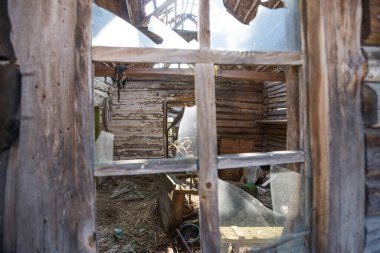 Terk edilmiş Starosillya köyünün evinin camı kırılmış. Kıyametin yaşandığı yer. Çernobil sınırlama bölgesi, Ukrayna.