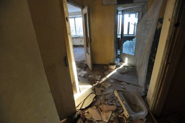 Tolstyi Les köyünün terk edilmiş evinde, kıyamet sonrası iç mekan, Çernobil sınırlama bölgesi, Ukrayna