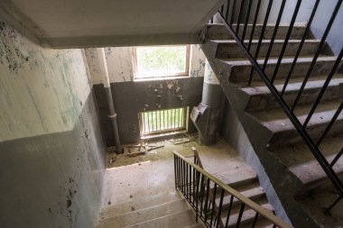 Sovyet hayalet kasabası Çernobil-2 'nin terk edilmiş evindeki merdiven Duga radar kompleksi, kıyamet sonrası şehir, Çernobil sınırlama bölgesi, Ukrayna