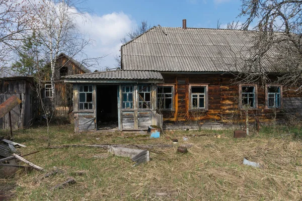 放棄された村の家Starosillya ポスト黙示録的な風景 ウクライナのチェルノブイリ排他区の春の季節 — ストック写真