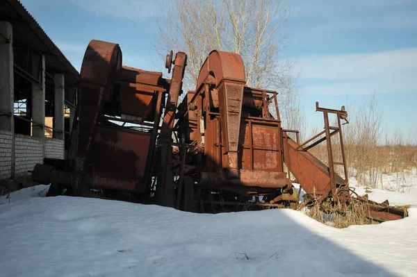 放棄された村の古い機械Tolstyi Les ポスト黙示録的な風景 ウクライナのチェルノブイリ除外ゾーンでの冬の季節 — ストック写真