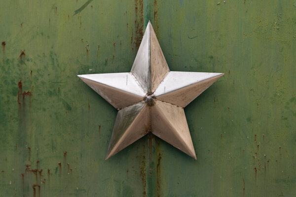 Металлическая звезда на воротах Дужского радиолокационного комплекса, символ советской армии, покинутый военный городок Чернобыль-2, Чернобыльская зона отчуждения, Украина