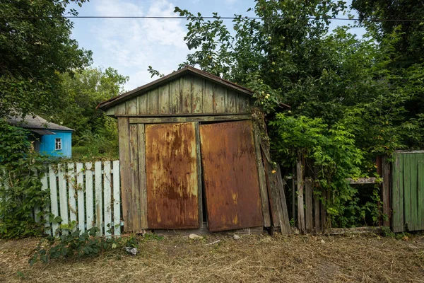 Stary Garaż Zaludnionym Czarnobylu Post Apokaliptyczne Miasto Sezon Letni Strefie — Zdjęcie stockowe