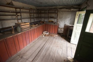 Terk edilmiş Mashevo köyünün içinde, kıyamet sonrası iç mekan, Çernobil sınırlama bölgesi, Ukrayna