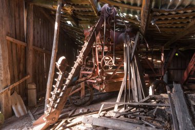 Terk edilmiş Lubianka köyünün ahırındaki eski makineler Çernobil sınırlama bölgesi, Ukrayna