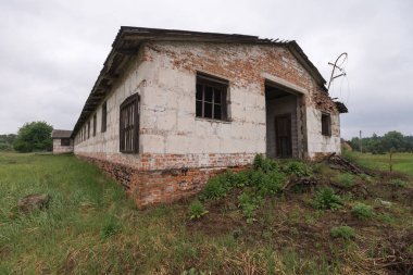 Terk edilmiş Rechitca köyündeki çiftlik, kıyamet sonrası manzara, Çernobil 'de yaz mevsimi yasaklama bölgesi, Ukrayna