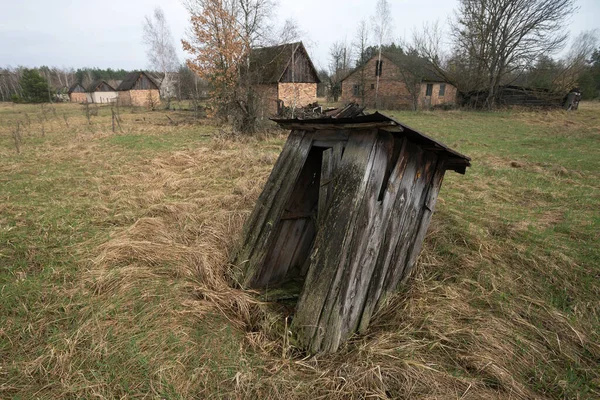 Landelijk Toilet Verlaten Dorp Mashevo Post Apocalyptisch Landschap Voorjaarsseizoen Tsjernobyl — Stockfoto