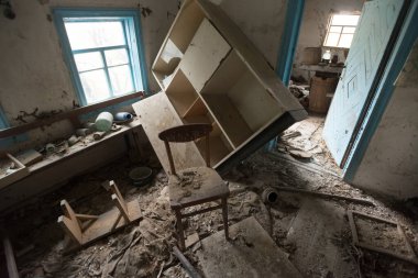 Terk edilmiş Krasno köyündeki evin içinde, kıyamet sonrası iç mekan, Çernobil sınırlama bölgesi, Ukrayna