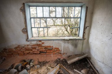 Terk edilmiş Zimovysche köyündeki evin içinde, kıyamet sonrası iç mekan, Çernobil sınırlama bölgesi, Ukrayna