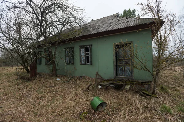 Дом Заброшенном Селе Крыва Гора Пост Апокалиптический Пейзаж Весенний Сезон — стоковое фото