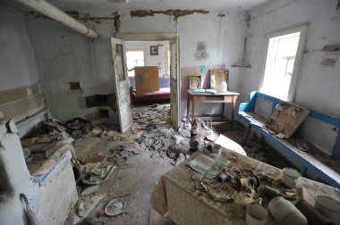 Terk edilmiş Korogod köyündeki evin içinde, kıyamet sonrası iç mekan, Çernobil sınırlama bölgesi, Ukrayna