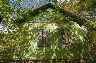 Terk edilmiş Korogod köyündeki ev, kıyamet sonrası manzara, Çernobil sınırlama bölgesinde sonbahar mevsimi, Ukrayna