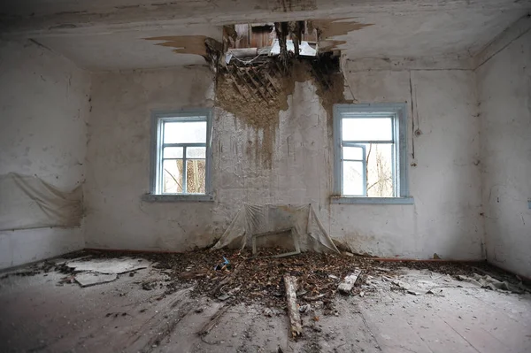 Haus Verlassenen Dorf Denisovychi Postapokalyptisches Interieur Herbstsaison Der Tschernobyl Sperrzone — Stockfoto