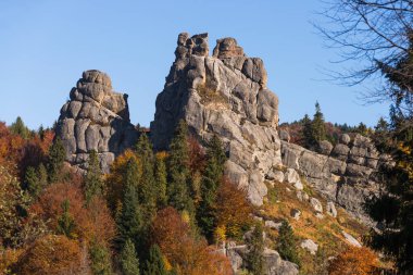 Tustan Kalesi, arkeolojik ve doğal anıt, Eski Rus, Ukrayna, Karpatya dağlarının kalıntıları. Sonbahar güneşli bir günde Tustan Kalesi 'nin kayalıklarına bak. Tustan 'a Gezinti.