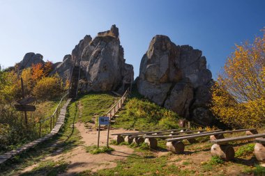 Tustan Kalesi, arkeolojik ve doğal anıt, Eski Rus, Ukrayna, Karpatya dağlarının kalıntıları. Tustan Milli Parkı 'nda yol ve tabela, sonbahar güneşli günü