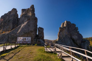 Tustan Kalesi, arkeolojik ve doğal anıt, Eski Rus, Ukrayna, Karpatya dağlarının kalıntıları. Tustan Milli Parkı 'nda yol ve tabela, sonbahar güneşli günü