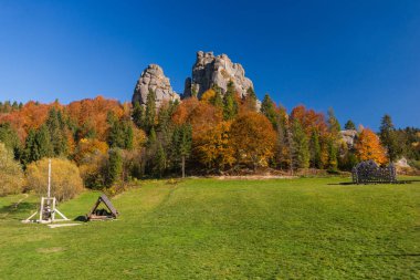 Tustan Kalesi, arkeolojik ve doğal anıt, Eski Rus, Ukrayna, Karpatya dağlarının kalıntıları. Sonbahar güneşli bir günde Tustan Kalesi 'nin kayalıklarına bak. Tustan 'a Gezinti.