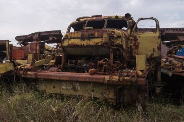 Sovyet askeri mühendislik aracı, Çernobil 'deki Buryakovka radyoaktif mezarlığı, sonbahar sezonu, Ukrayna' nın uzak bölgesinde.