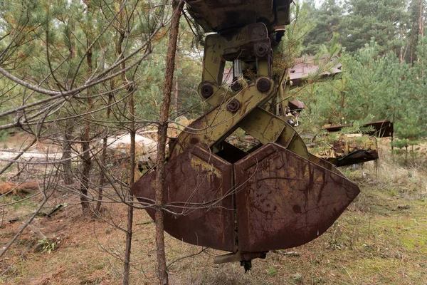 ウクライナのチェルノブイリ地帯におけるソ連の軍事工学車両の放射性廃棄物 — ストック写真