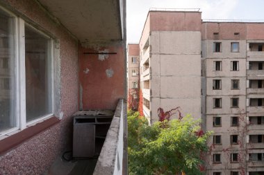 Pripyat hayalet kasabasında balkon, kıyamet sonrası şehir, Çernobil sınırlama bölgesinde sonbahar mevsimi, Ukrayna