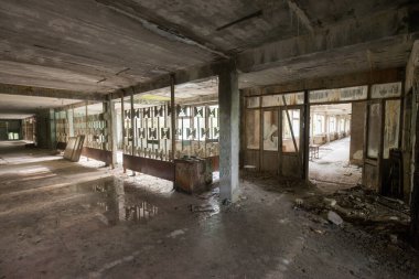 Pripyat hayalet kasabasındaki terk edilmiş okul binası, kıyamet sonrası iç mekan, Çernobil bölgesi, Ukrayna